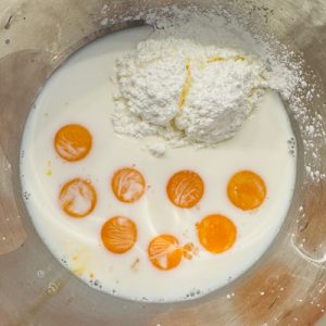 Tort cu mac și cremă de vanilie îmbrăcat în bezea italiană
