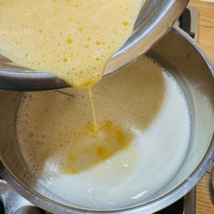 Tort cu mac și cremă de vanilie îmbrăcat în bezea italiană