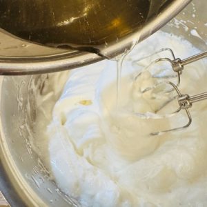 Tort cu mac și cremă de vanilie îmbrăcat în bezea italiană