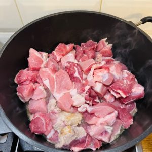 Tocăniță de porc cu macaroane și ciuperci