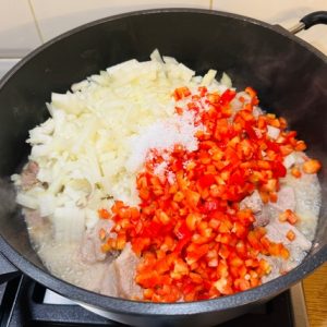 Tocăniță de porc cu macaroane și ciuperci