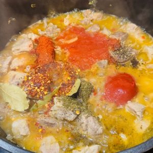 Tocăniță de porc cu macaroane și ciuperci