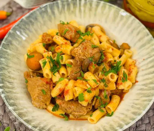 Tocăniță de porc cu macaroane și ciuperci