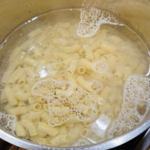 Tocăniță de porc cu macaroane și ciuperci