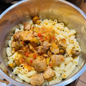 Tocăniță de porc cu macaroane și ciuperci