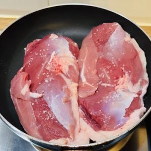 Piept de rață cu piure de morcov copt cu mere și mazăre sote