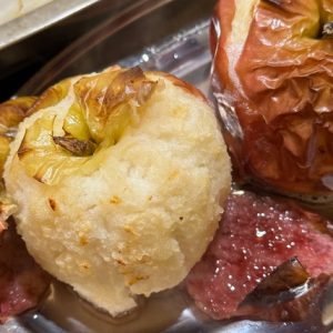 Piept de rață cu piure de morcov copt cu mere și mazăre sote