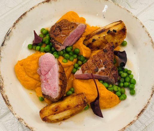 Piept de rață cu piure de morcov copt cu mere și mazăre sote