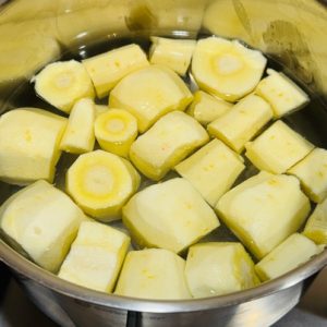 Pulpe de rață cu piure de păstârnac și sfeclă caramelizată