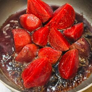 Pulpe de rață cu piure de păstârnac și sfeclă caramelizată
