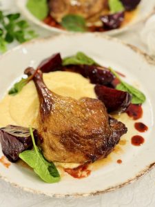 Pulpe de rață cu piure de păstârnac și sfeclă caramelizată