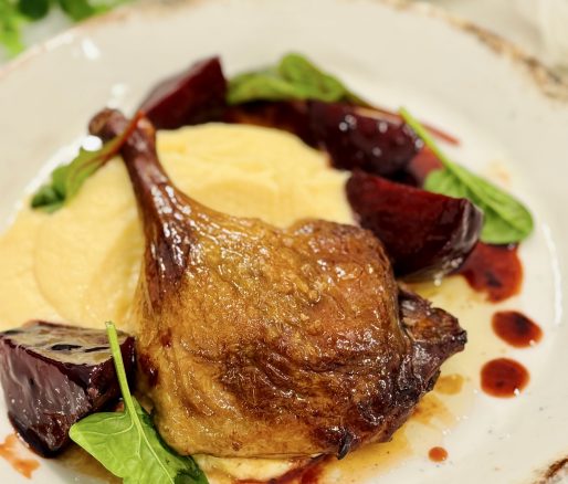Pulpe de rață cu piure de păstârnac și sfeclă caramelizată