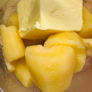 Pulpe de rață cu piure de păstârnac și sfeclă caramelizată