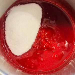 Ciocolată de casă rulată cu zmeură – Desert fin, aromat și ușor de preparat