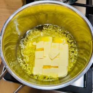 Ciocolată de casă rulată cu zmeură – Desert fin, aromat și ușor de preparat