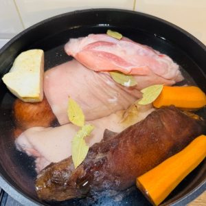 Tobă din ciolan de porc - sursă de proteină și colagen