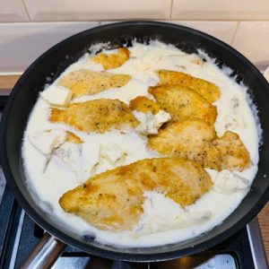 Piept de pui cu sos de gorgonzola
