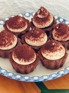 Tarte tiramisu cu cremă de cafea și ciocolată