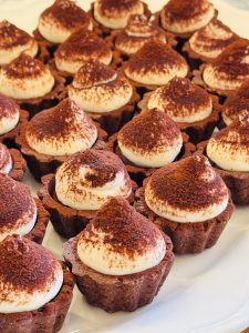 Tarte tiramisu cu cremă de cafea și ciocolată