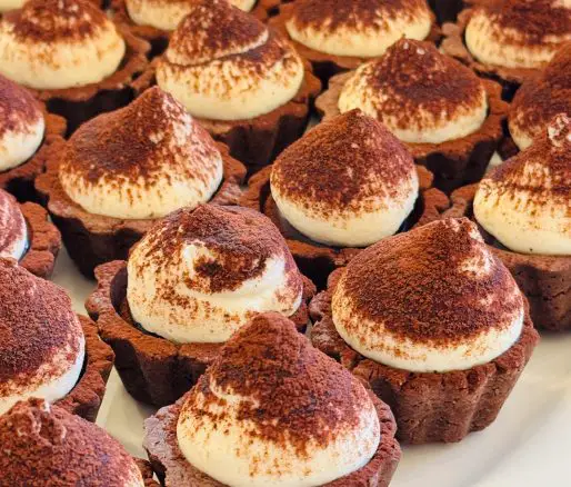 Tarte tiramisu cu cremă de cafea și ciocolată