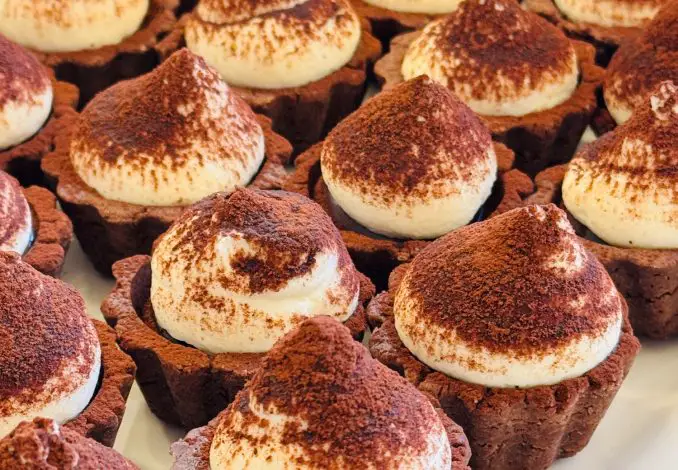 Tarte tiramisu cu cremă de cafea și ciocolată