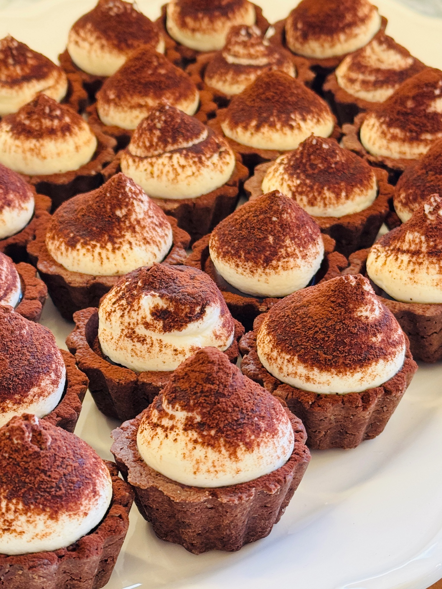 Tarte tiramisu cu cremă de cafea și ciocolată