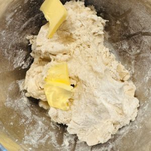 Cornuri foietate cu nucă – desertul tradițional care cucerește prin gust și aromă