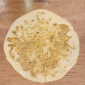 Cornuri foietate cu nucă – desertul tradițional care cucerește prin gust și aromă