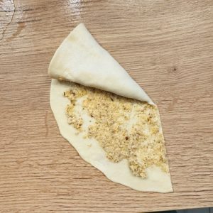 Cornuri foietate cu nucă – desertul tradițional care cucerește prin gust și aromă