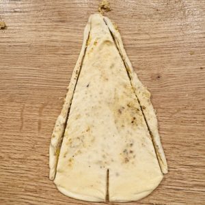 Cornuri foietate cu nucă – desertul tradițional care cucerește prin gust și aromă