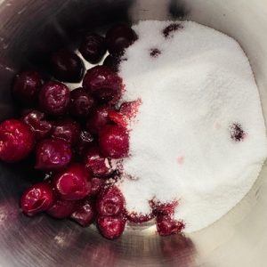 Ciocolată de casă cu vișine – Desertul perfect între dulce și acrișor