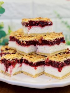 Prăjitură cu vișine și brânză dulce