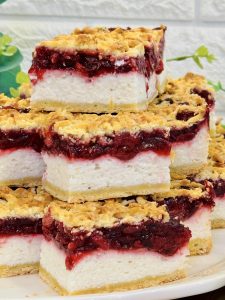 Prăjitură cu vișine și brânză dulce