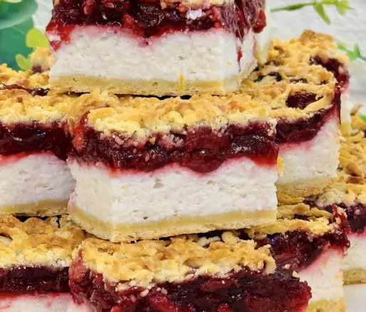 Prăjitură cu vișine și brânză dulce