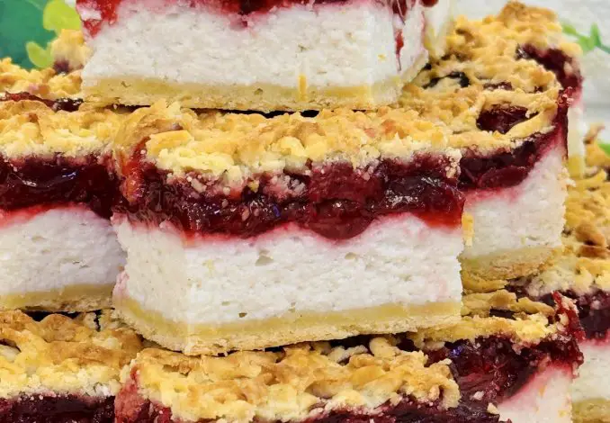 Prăjitură cu vișine și brânză dulce