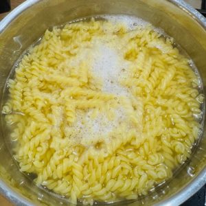 Fusilli cu pui și bacon – Rețetă cremoasă de paste, rapidă și savuroasă