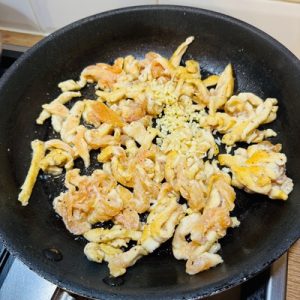 Fusilli cu pui și bacon – Rețetă cremoasă de paste, rapidă și savuroasă
