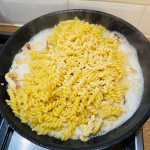 Fusilli cu pui și bacon – Rețetă cremoasă de paste, rapidă și savuroasă