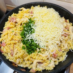 Fusilli cu pui și bacon – Rețetă cremoasă de paste, rapidă și savuroasă