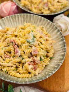 Fusilli cu pui și bacon – Rețetă cremoasă de paste, rapidă și savuroasă
