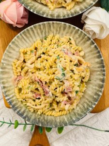 Fusilli cu pui și bacon – Rețetă cremoasă de paste, rapidă și savuroasă