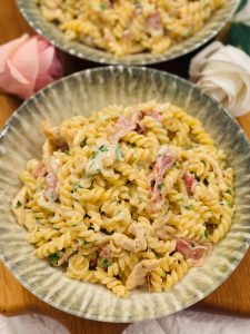 Fusilli cu pui și bacon – Rețetă cremoasă de paste, rapidă și savuroasă