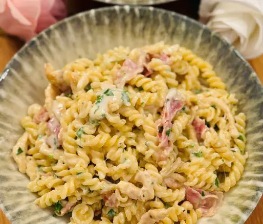 Fusilli cu pui și bacon – Rețetă cremoasă de paste, rapidă și savuroasă