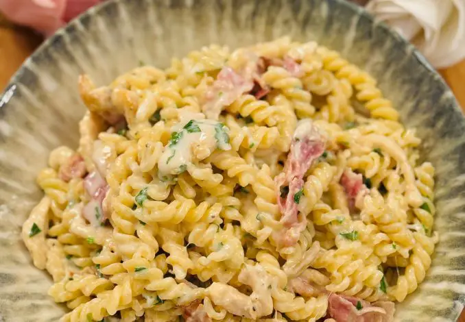 Fusilli cu pui și bacon – Rețetă cremoasă de paste, rapidă și savuroasă