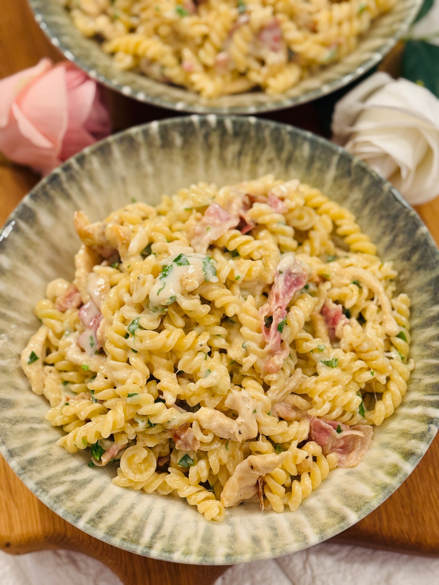 Fusilli cu pui și bacon – Rețetă cremoasă de paste, rapidă și savuroasă