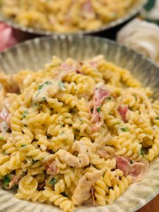 Fusilli cu pui și bacon – Rețetă cremoasă de paste, rapidă și savuroasă