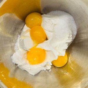 Cornulețe cu untură și smântână umplute cu nucă și magiun din făină integrală – Rețetă tradițională reinterpretată