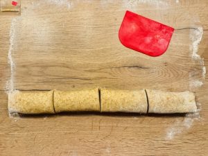 Cornulețe cu untură și smântână umplute cu nucă și magiun din făină integrală – Rețetă tradițională reinterpretată