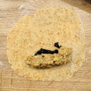 Cornulețe cu untură și smântână umplute cu nucă și magiun din făină integrală – Rețetă tradițională reinterpretată