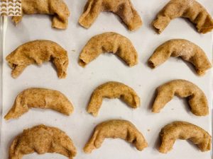 Cornulețe cu untură și smântână umplute cu nucă și magiun din făină integrală – Rețetă tradițională reinterpretată